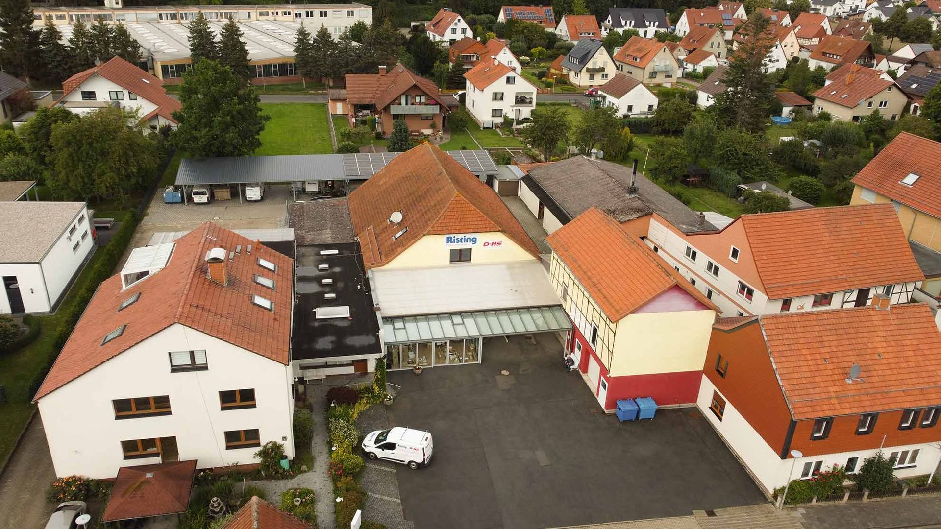 Eine Luftaufnahme einer Gruppe von Häusern mit roten Dächern
