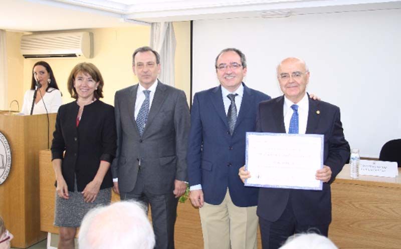 Un grupo de personas paradas una al lado de la otra sosteniendo un certificado.