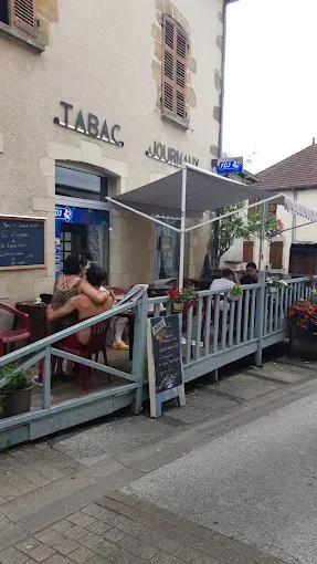 Des gens sur une terrasse