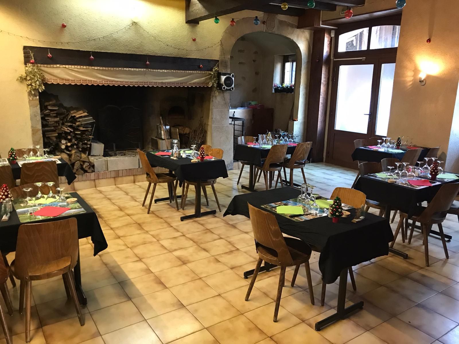 Une cuisine de restaurant avec des cuisiniers