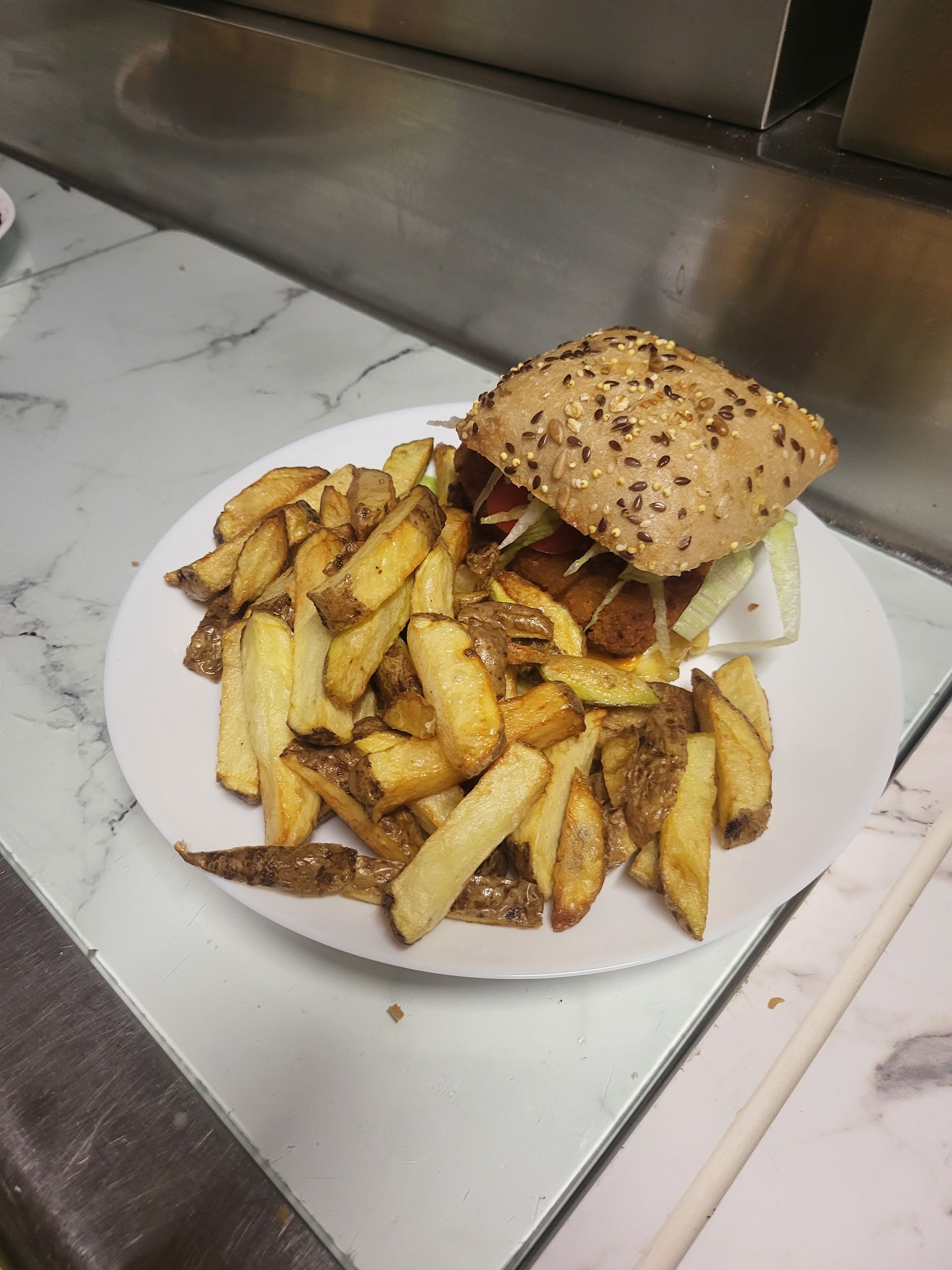 Un burger et des frites maison