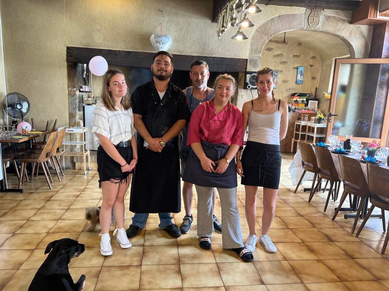 Une église sur une place de village