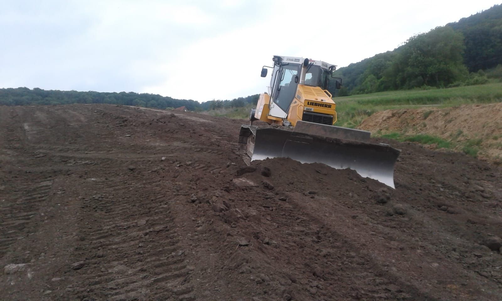 Gelber Bagger in Wüstenlandschaft