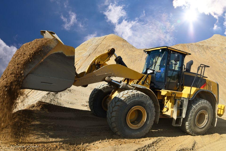 Gelber Bagger mit Erde