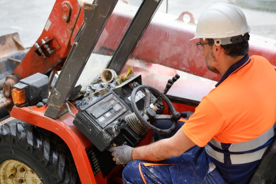 Bauarbeiter in Bagger
