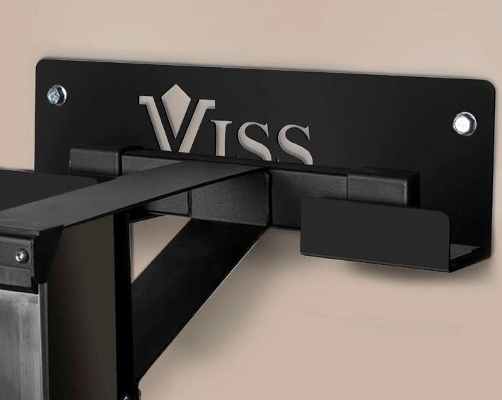 Soporte de brazo para monitor de pared negro con el logotipo de Viss y tornillos de montaje visibles.