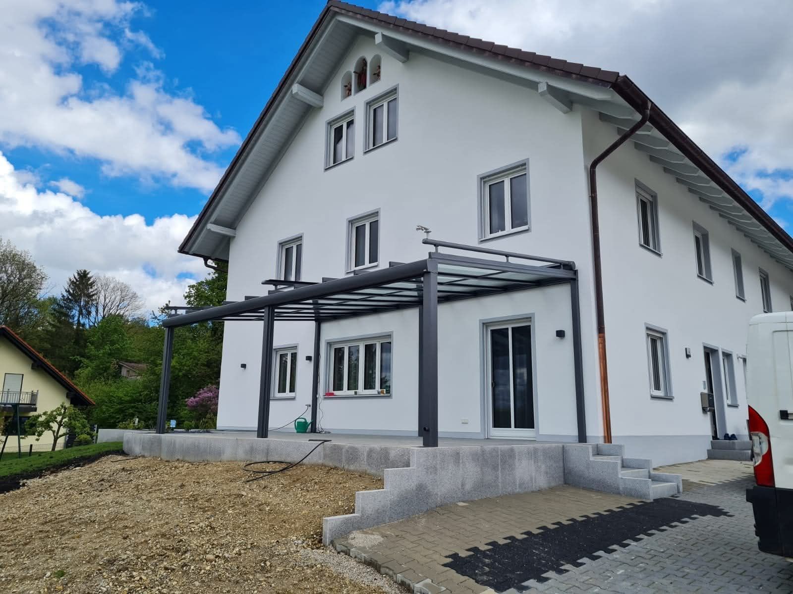 Eleganter Wetterschutz für Ihre Haustür