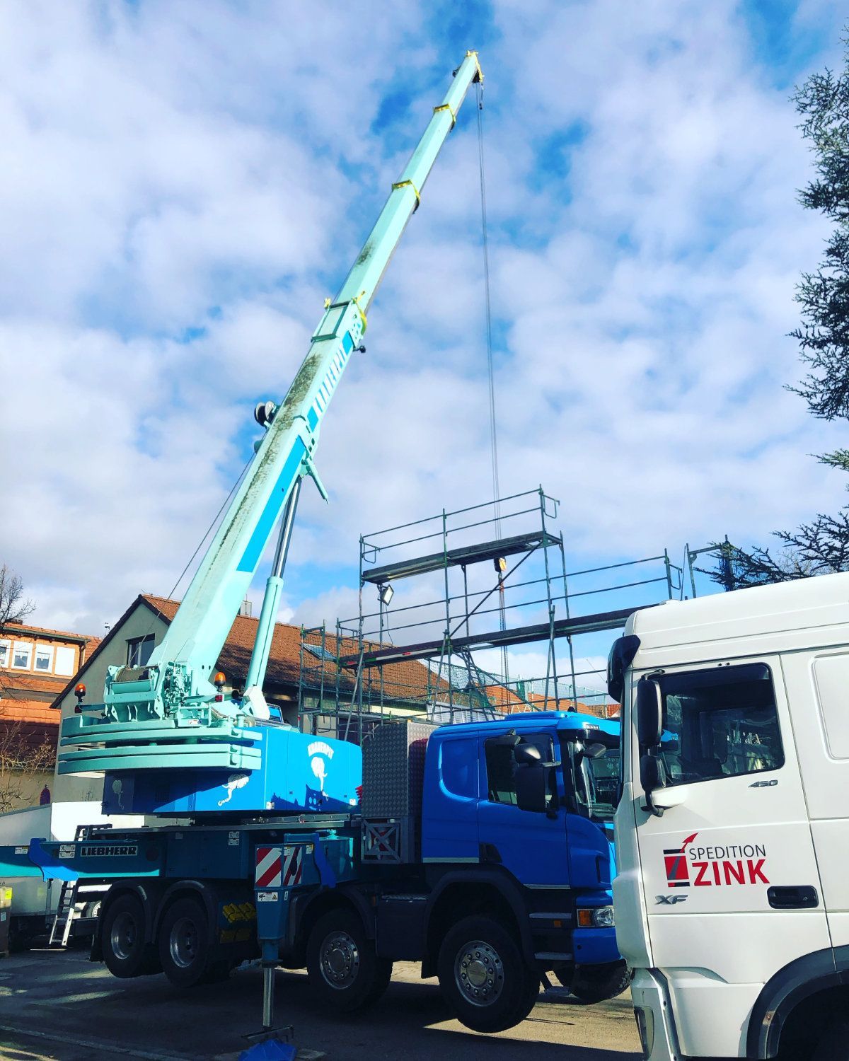 Ein LKW mit dem Wort Zink an der Seite