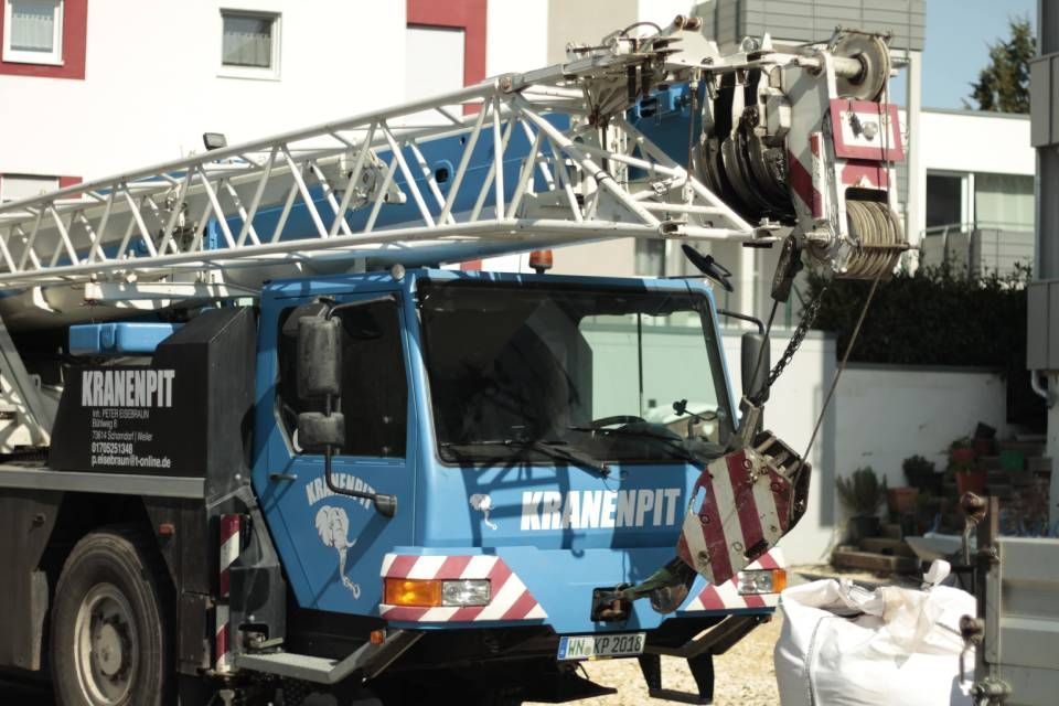 Ein blauer LKW mit dem Wort Klinepit darauf