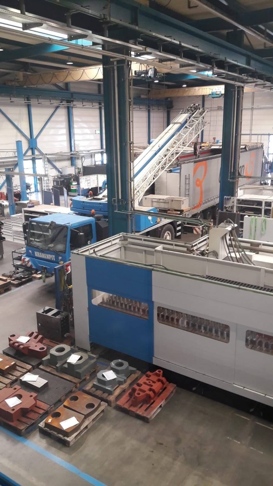 Eine Luftaufnahme einer Fabrik mit vielen Maschinen.