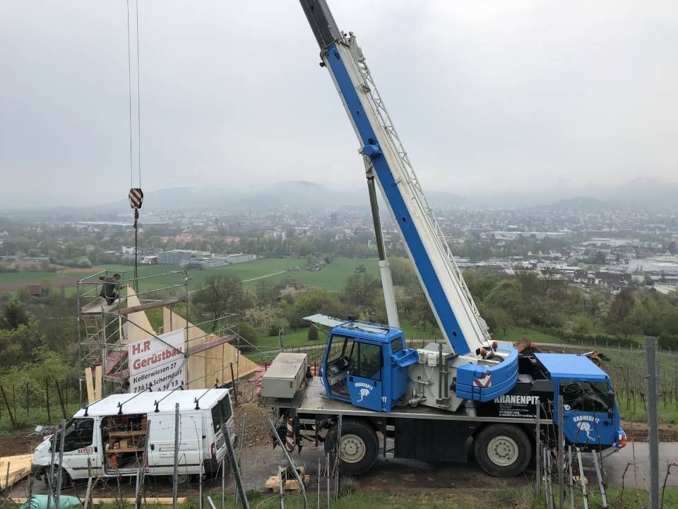 Auf einem Lastwagen steht ein großer Kran.