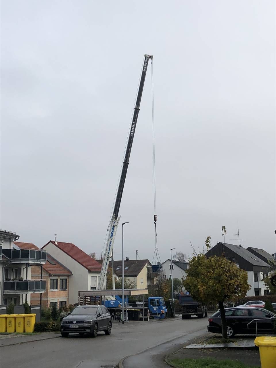 Ein großer Kran steht mitten in einem Wohngebiet