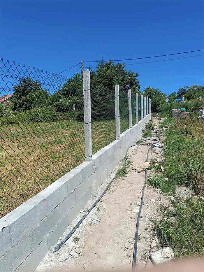 Se está construyendo una valla en medio de un campo.