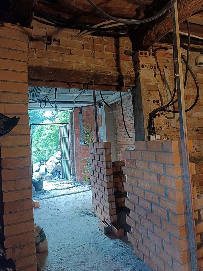Se está construyendo un muro de ladrillos en un edificio.
