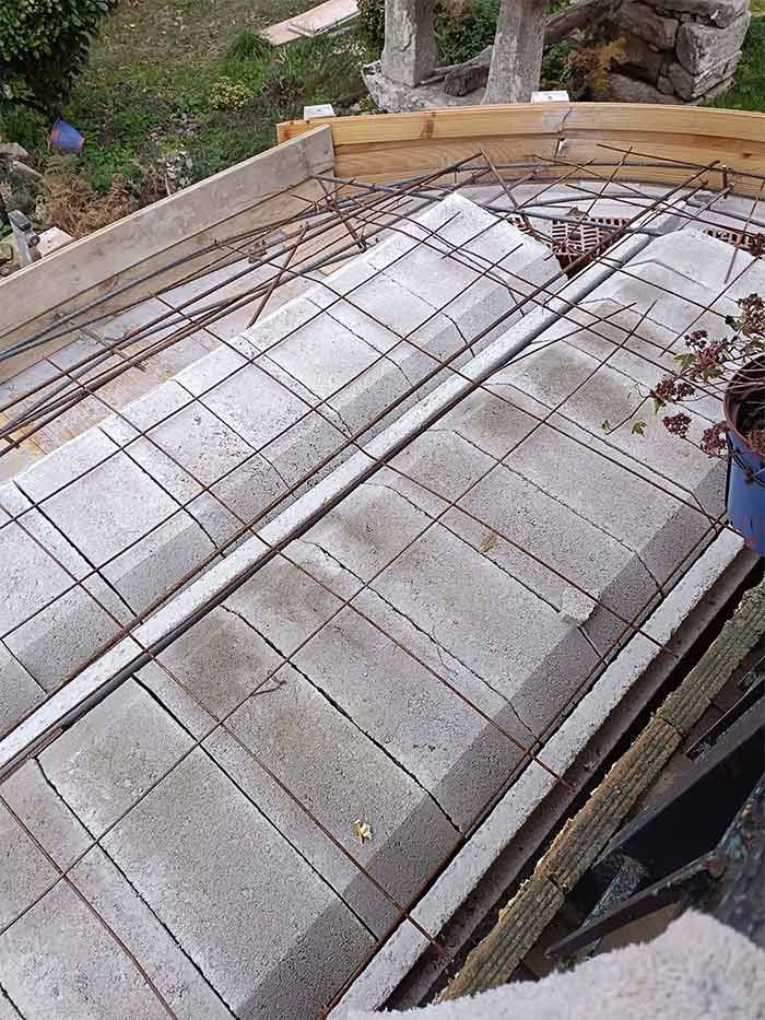 Un hombre está de pie encima de un techo de hormigón.