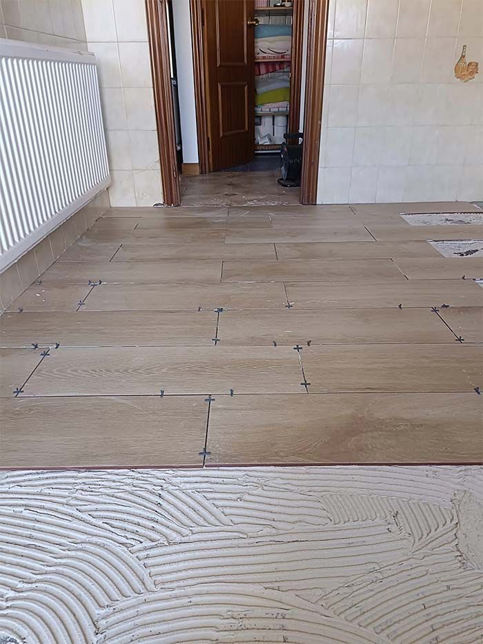 Una habitación con suelo de madera y radiador.