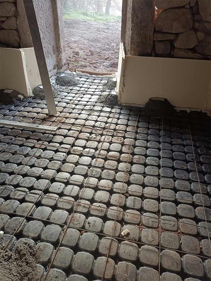 Un piso de ladrillo con muchos ladrillos encima