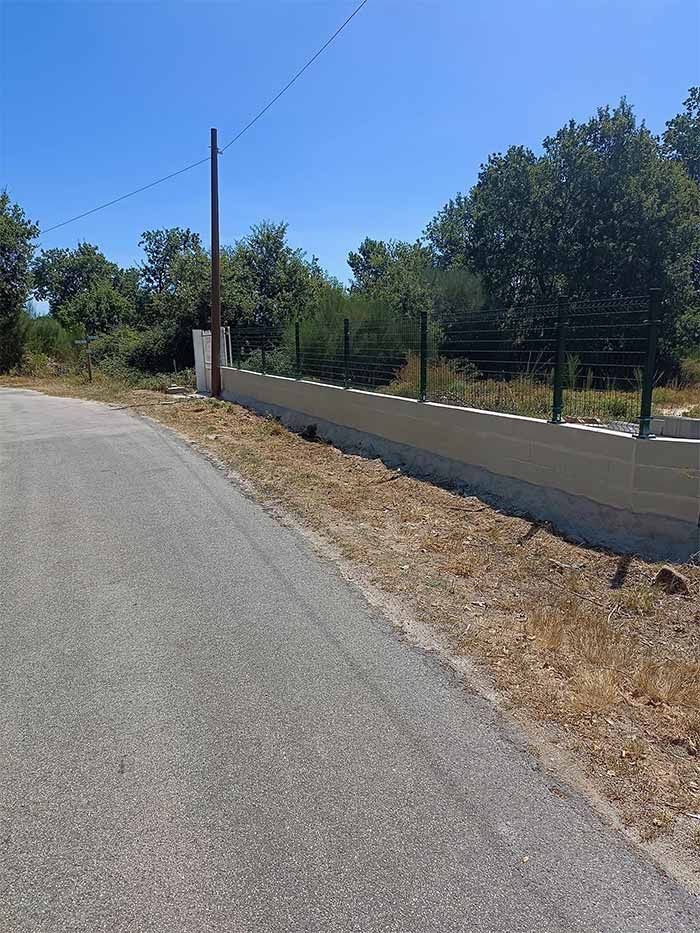 Hay una valla a lo largo del camino.