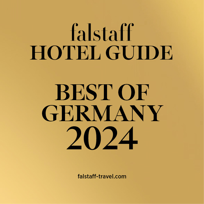 Ein goldenes Schild mit der Aufschrift „Falstaff Hotel Guide Best of Germany 2024“