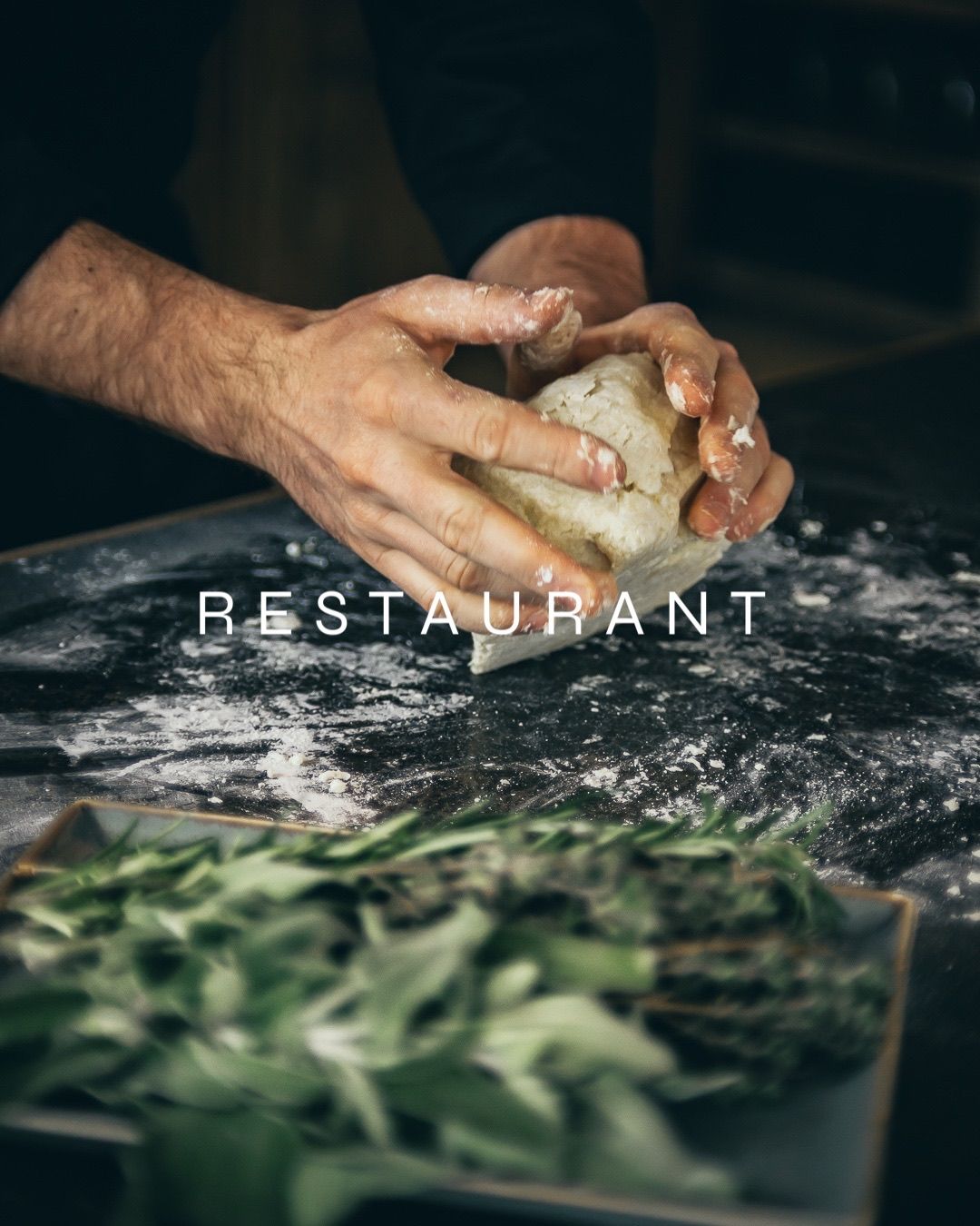 Eine Person knetet Teig auf einem Tisch in einem Restaurant.