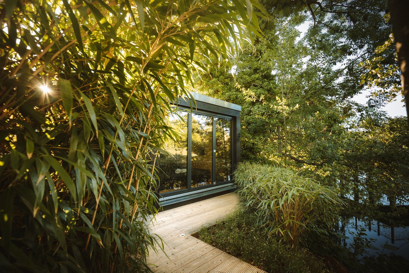 Ein Weg, der zu einem Gebäude mitten in einem Wald führt.