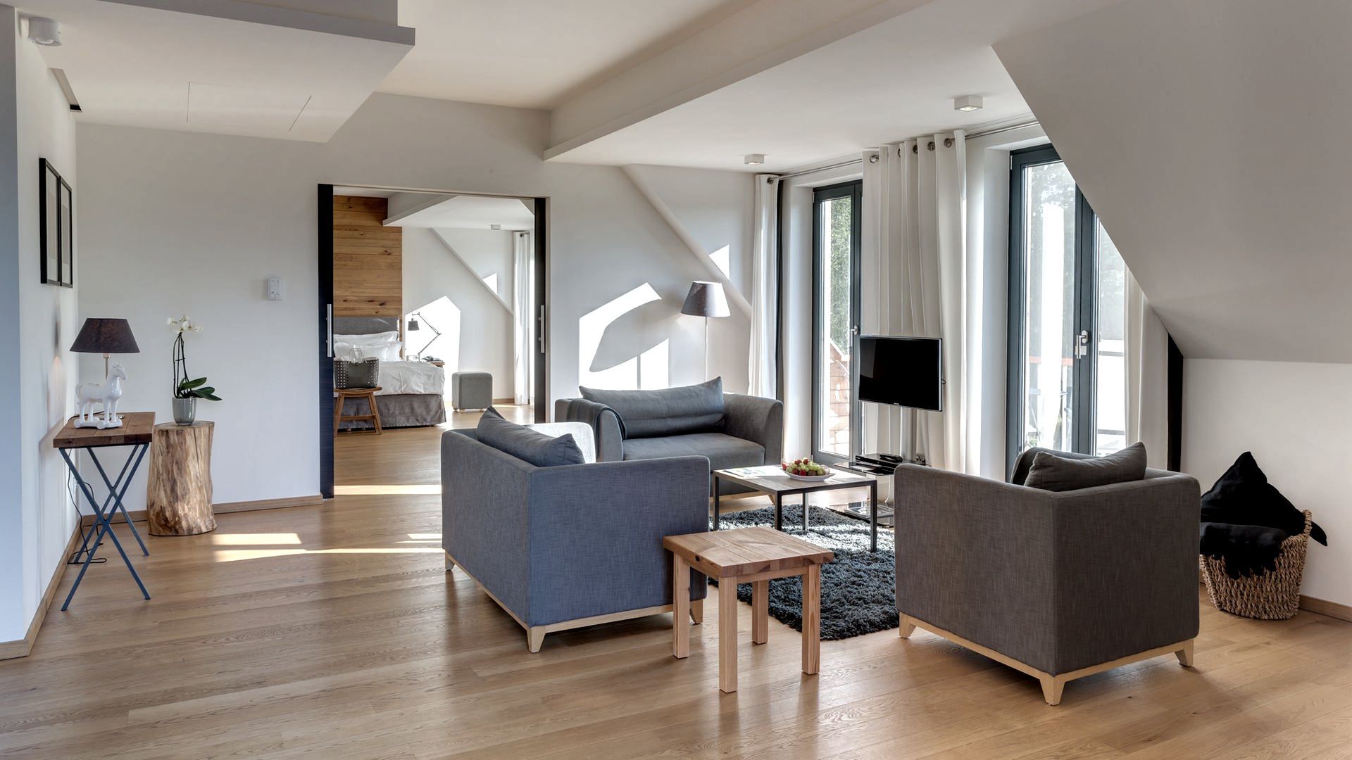 Ein Wohnzimmer mit einer Couch und zwei Sesseln