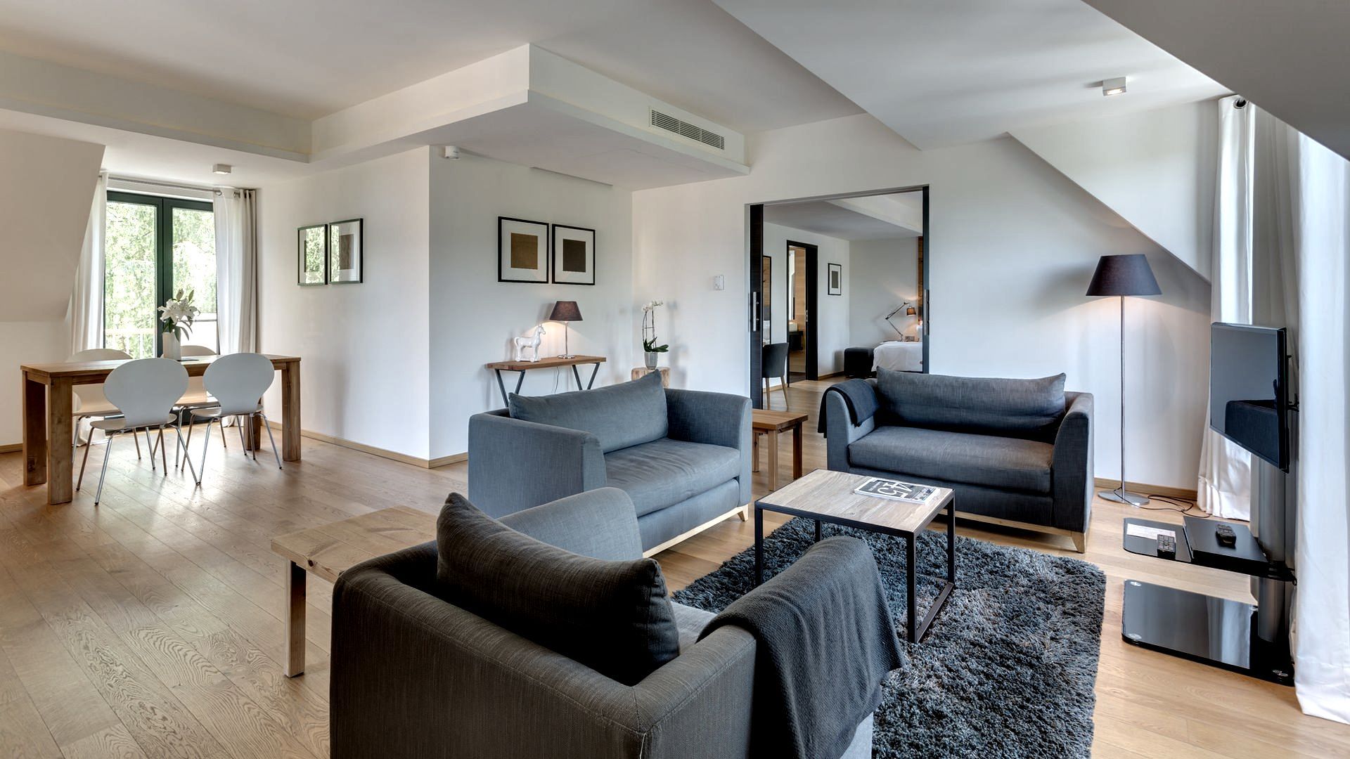 Ein Wohnzimmer mit einer Couch und zwei Sesseln