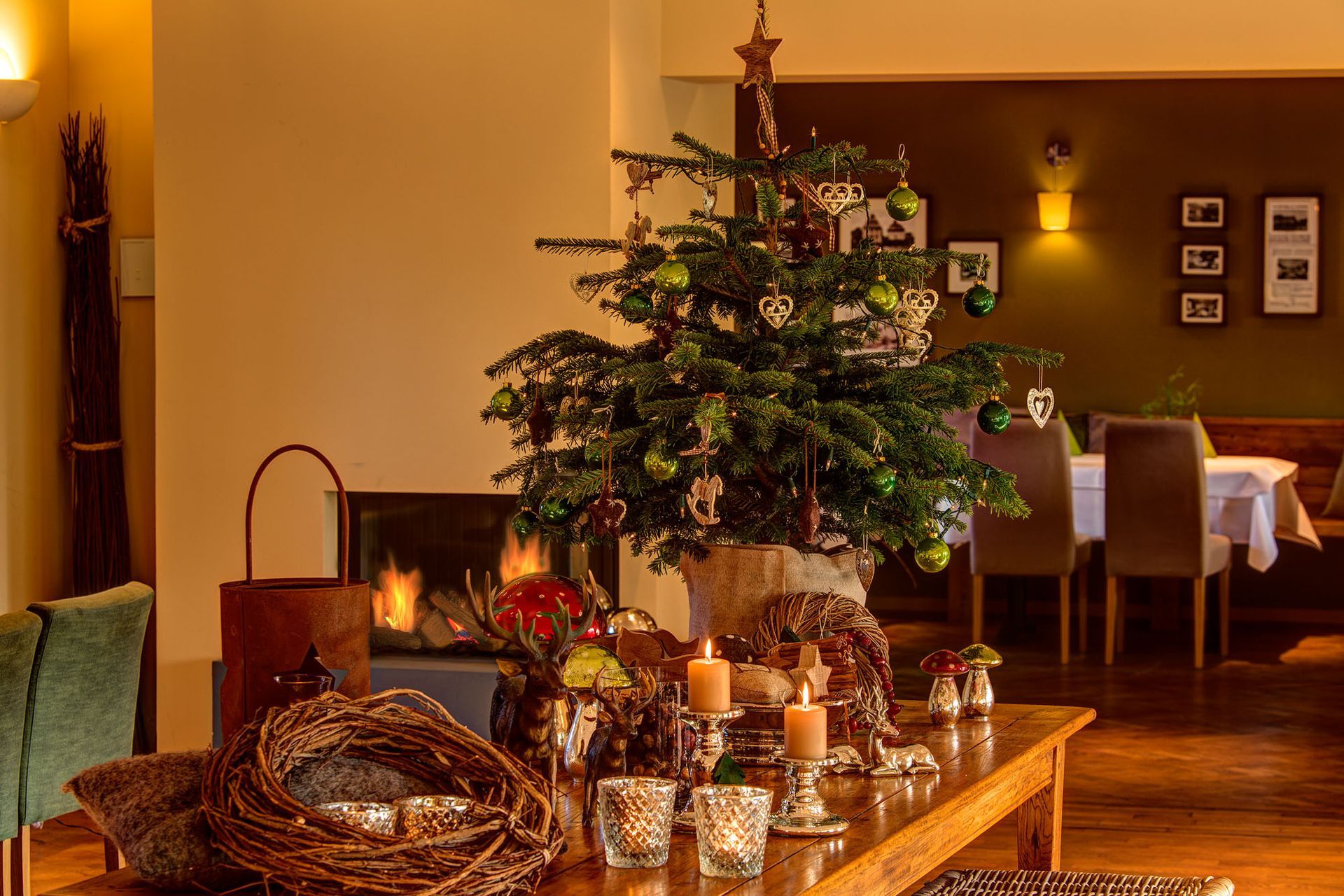 Weihnachtliche Stimmung vor dem Kamin