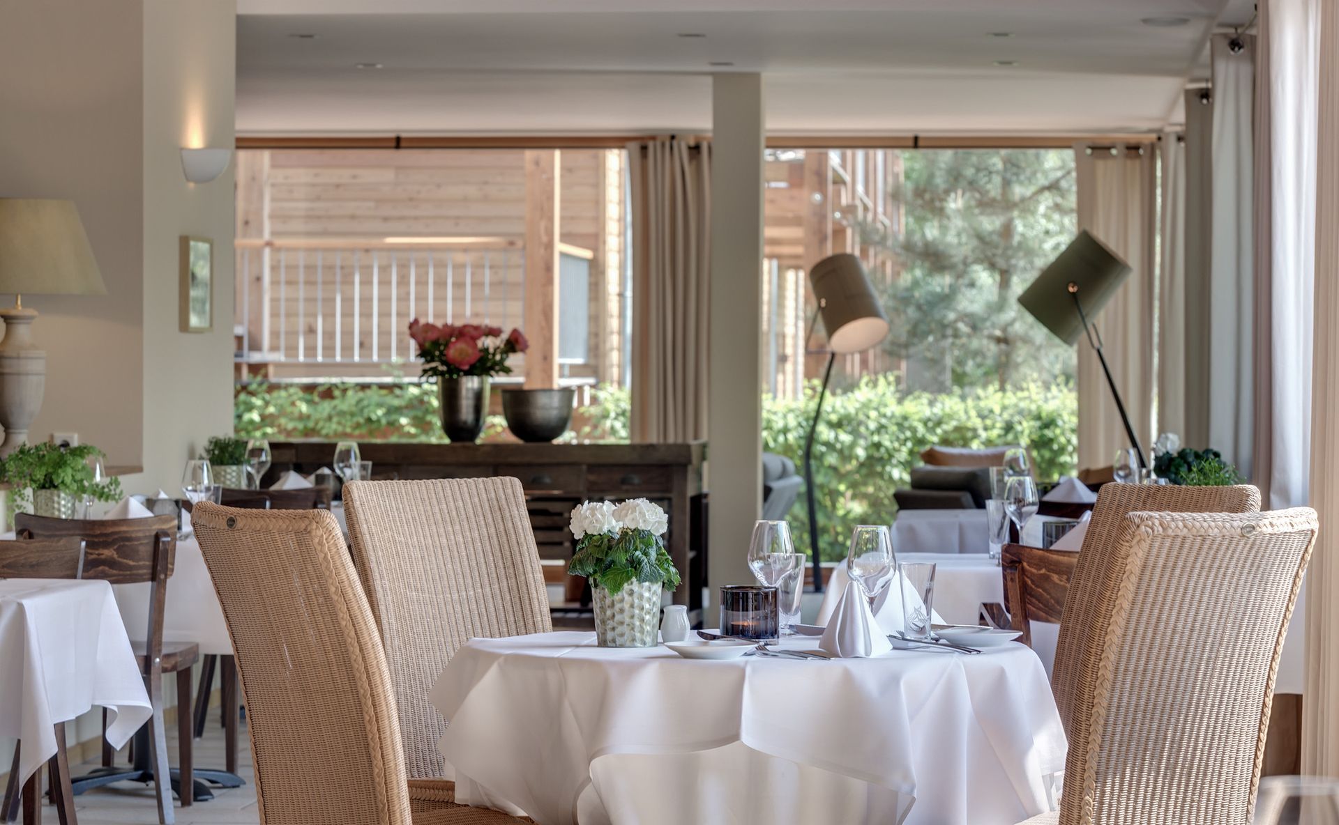 Ein Restaurant mit Tischen und Stühlen und einem großen Fenster