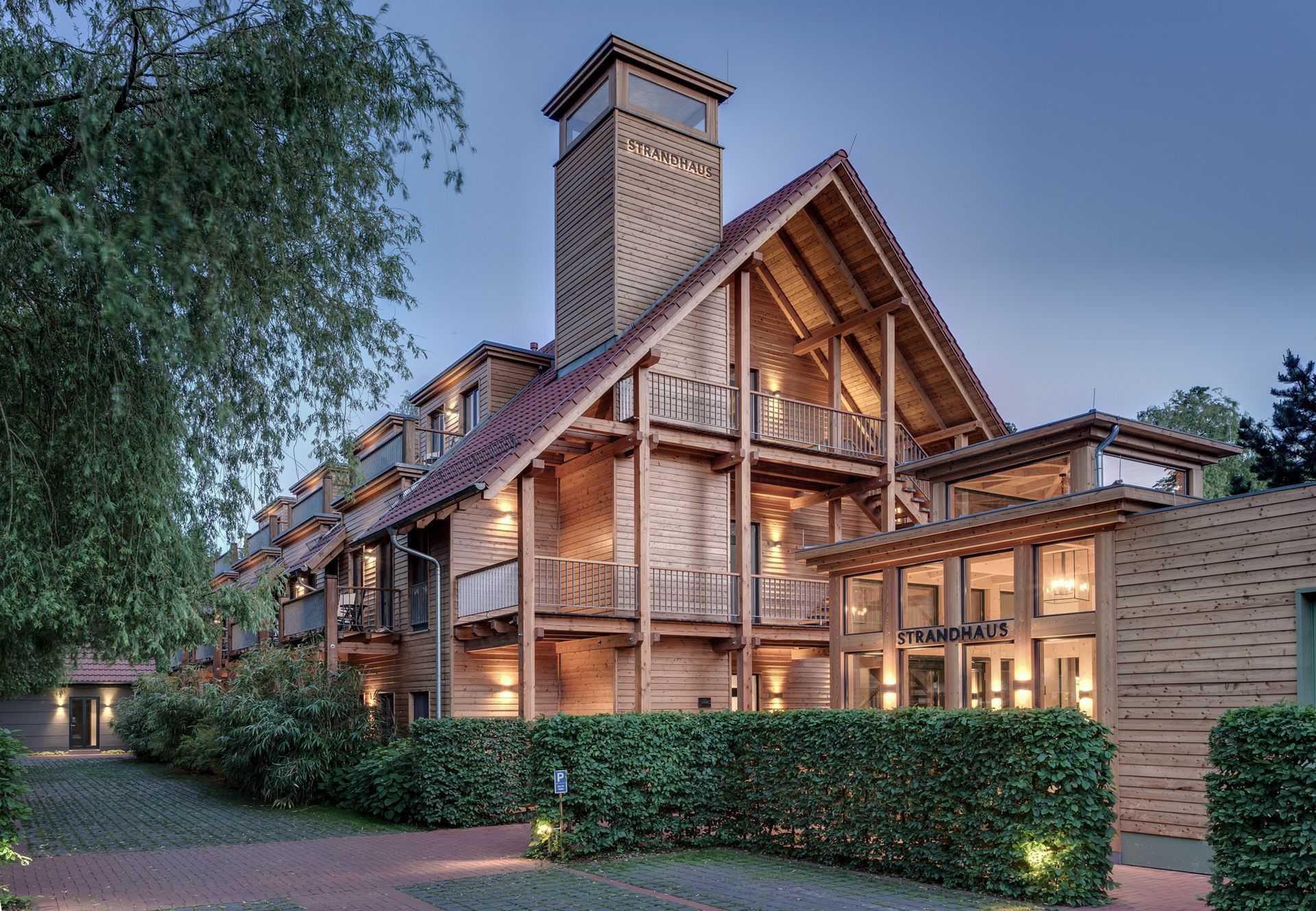 Ein großes Holzgebäude mit einem Schornstein darauf