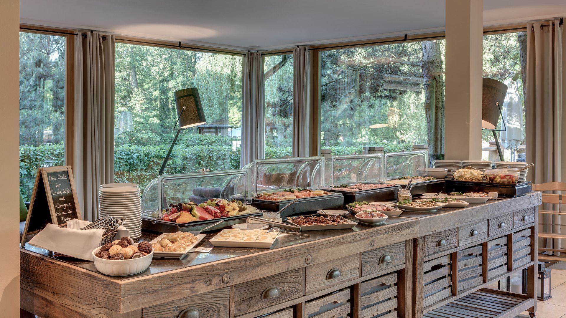 Es gibt einen Buffettisch mit viel Essen darauf.