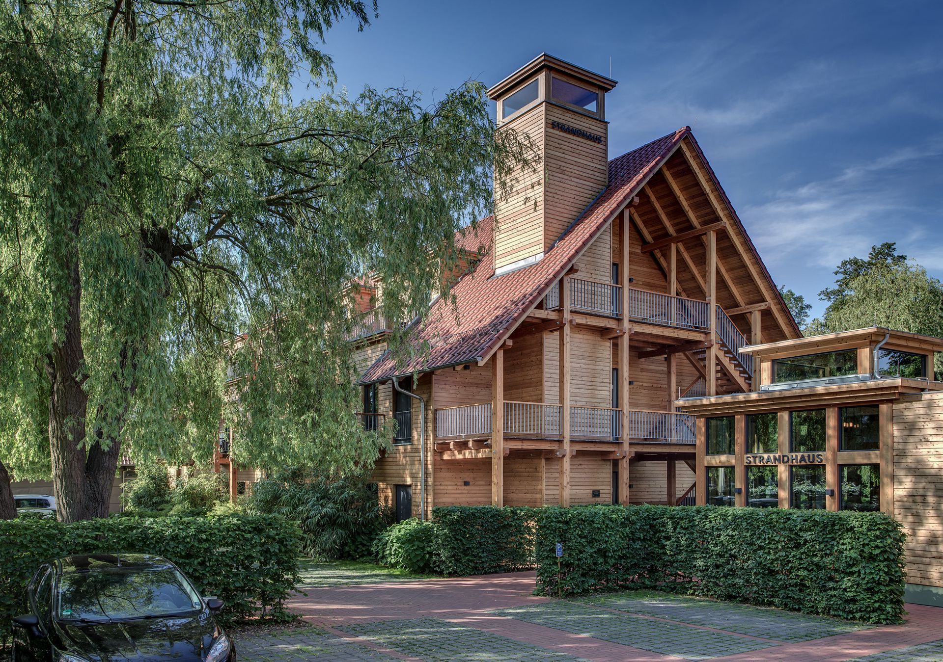 Ansicht des Hotel Strandhaus vom Parkplatz aus.