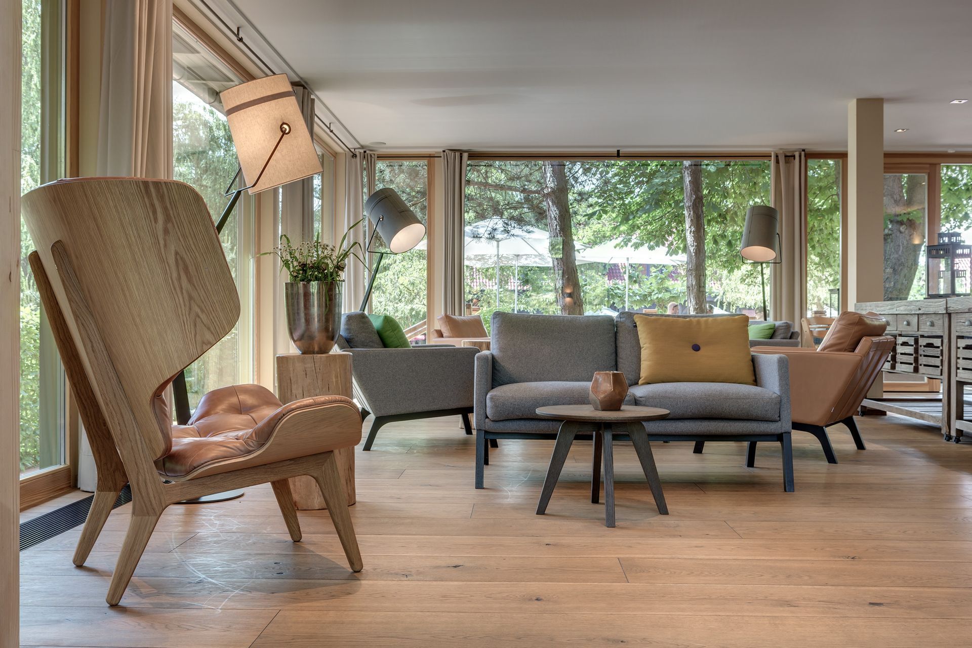 Ein Wohnzimmer mit einer Couch, Stühlen und einem Tisch