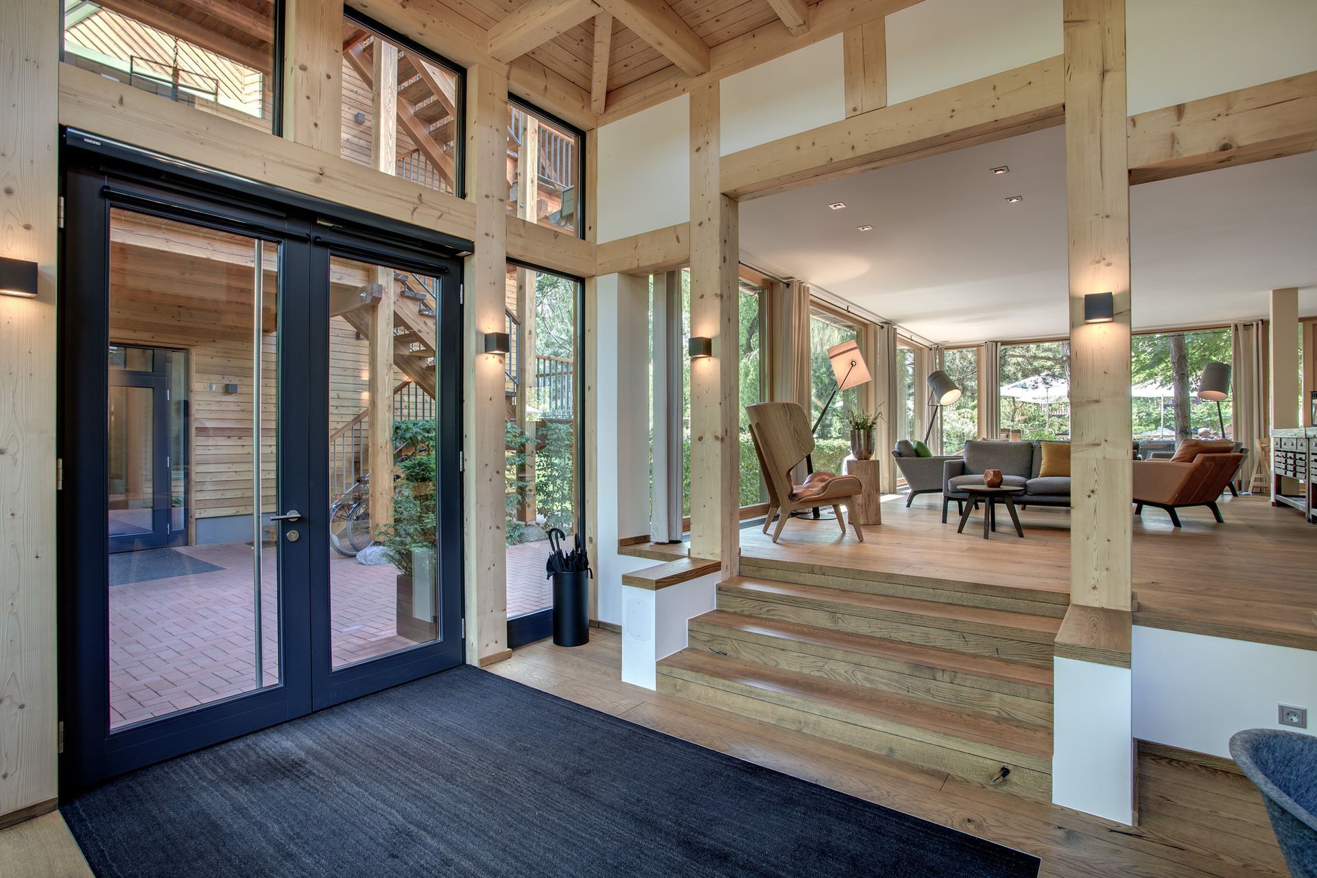 Ein großer Raum mit vielen Fenstern und Holzbalken