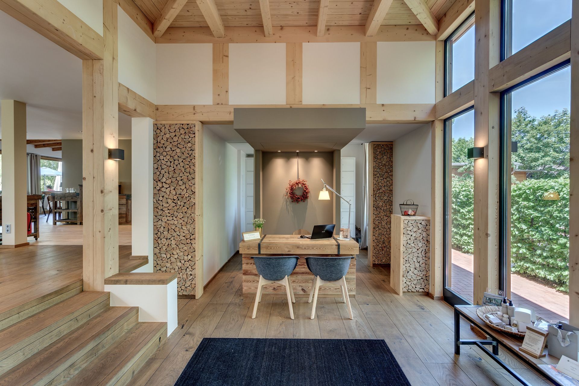 Ein großer Raum mit einem Schreibtisch und Stühlen darin