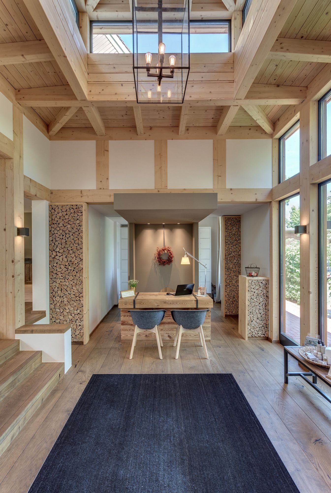 Ein Wohnzimmer mit Holzdecke und schwarzem Teppich.