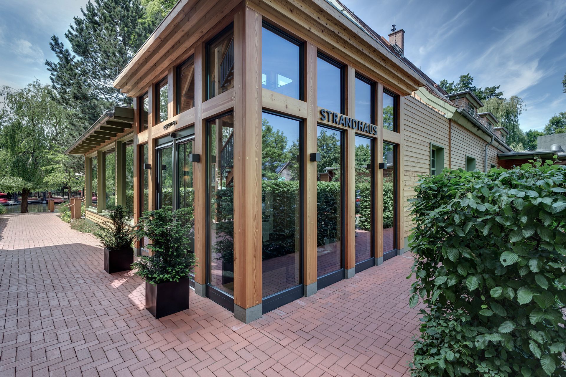 Ein großes Gebäude mit vielen Fenstern und einem Schild mit der Aufschrift „Studio“ darauf