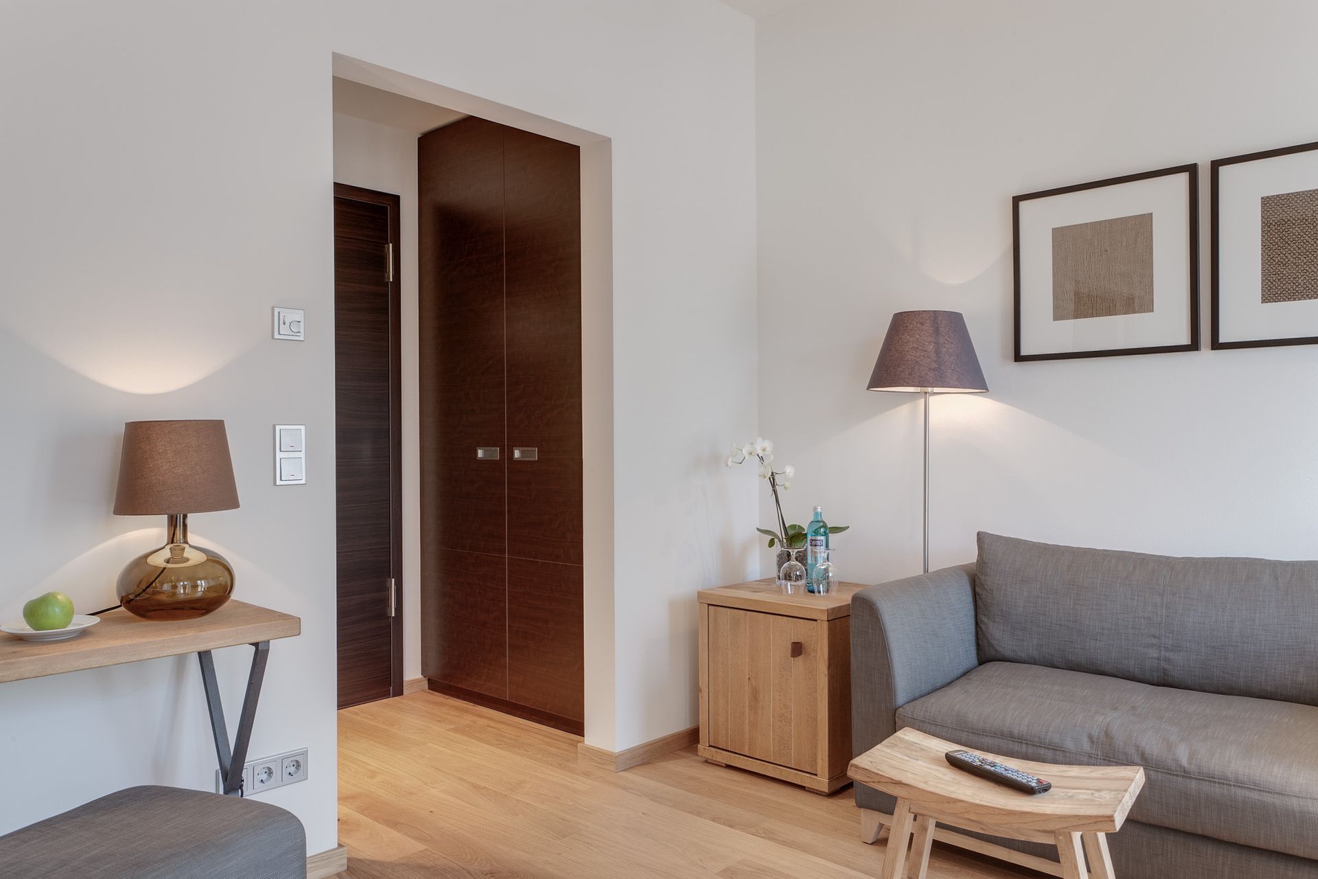 Ein Wohnzimmer mit einer Couch und einer Lampe