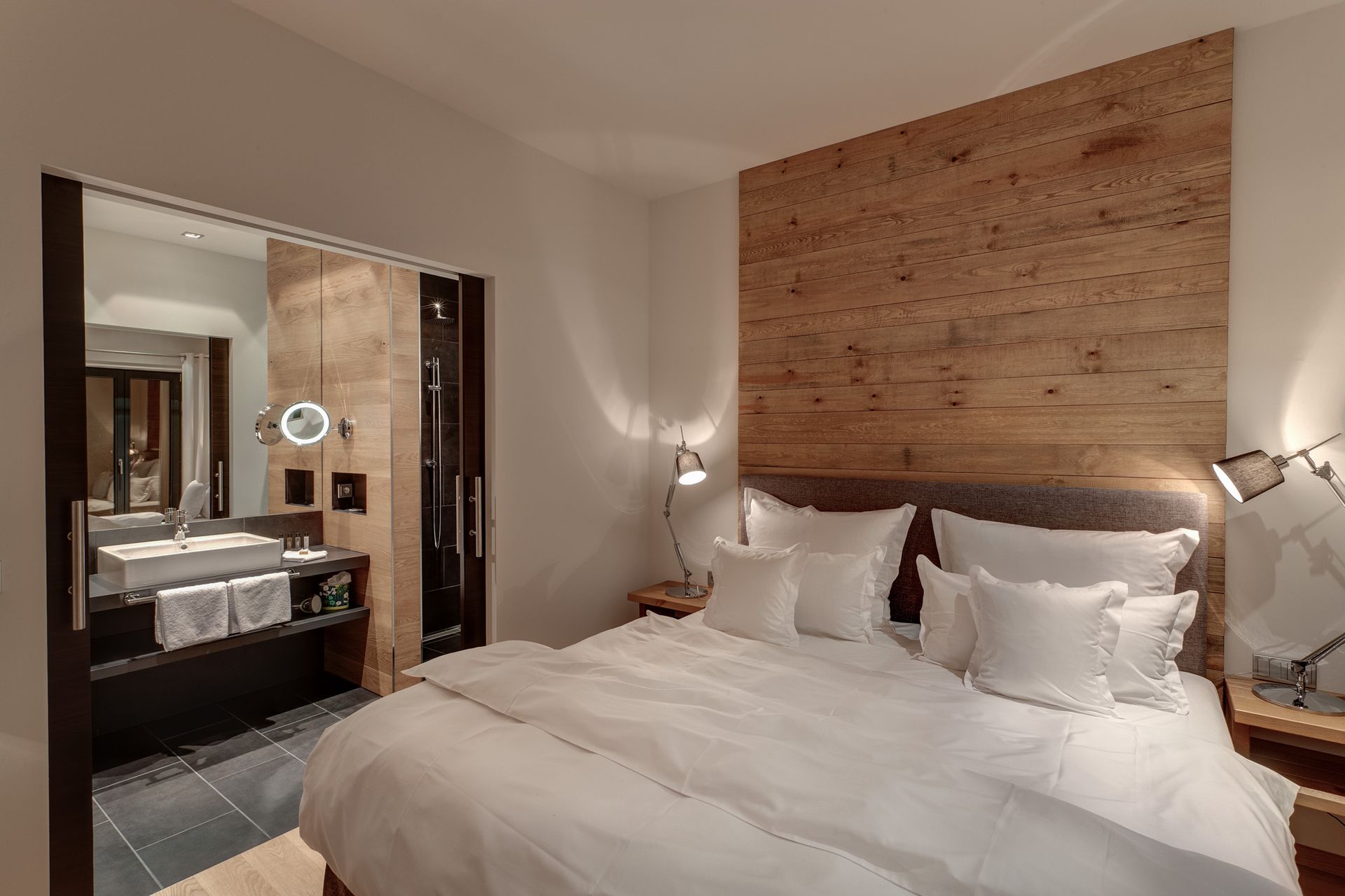 Ein Hotelzimmer mit einem großen Bett und einem Badezimmer.