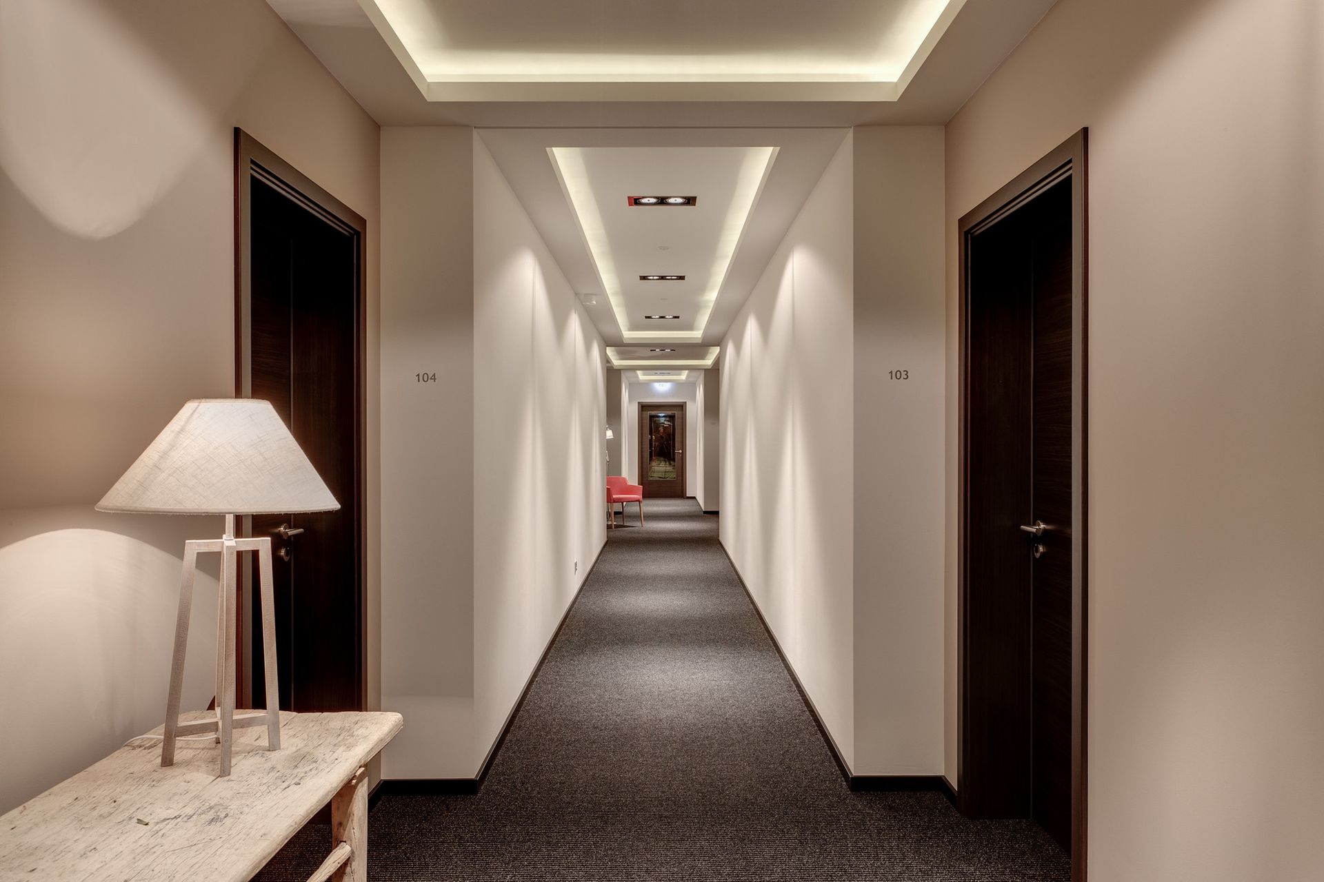 Ein langer Flur mit einer Lampe am Ende