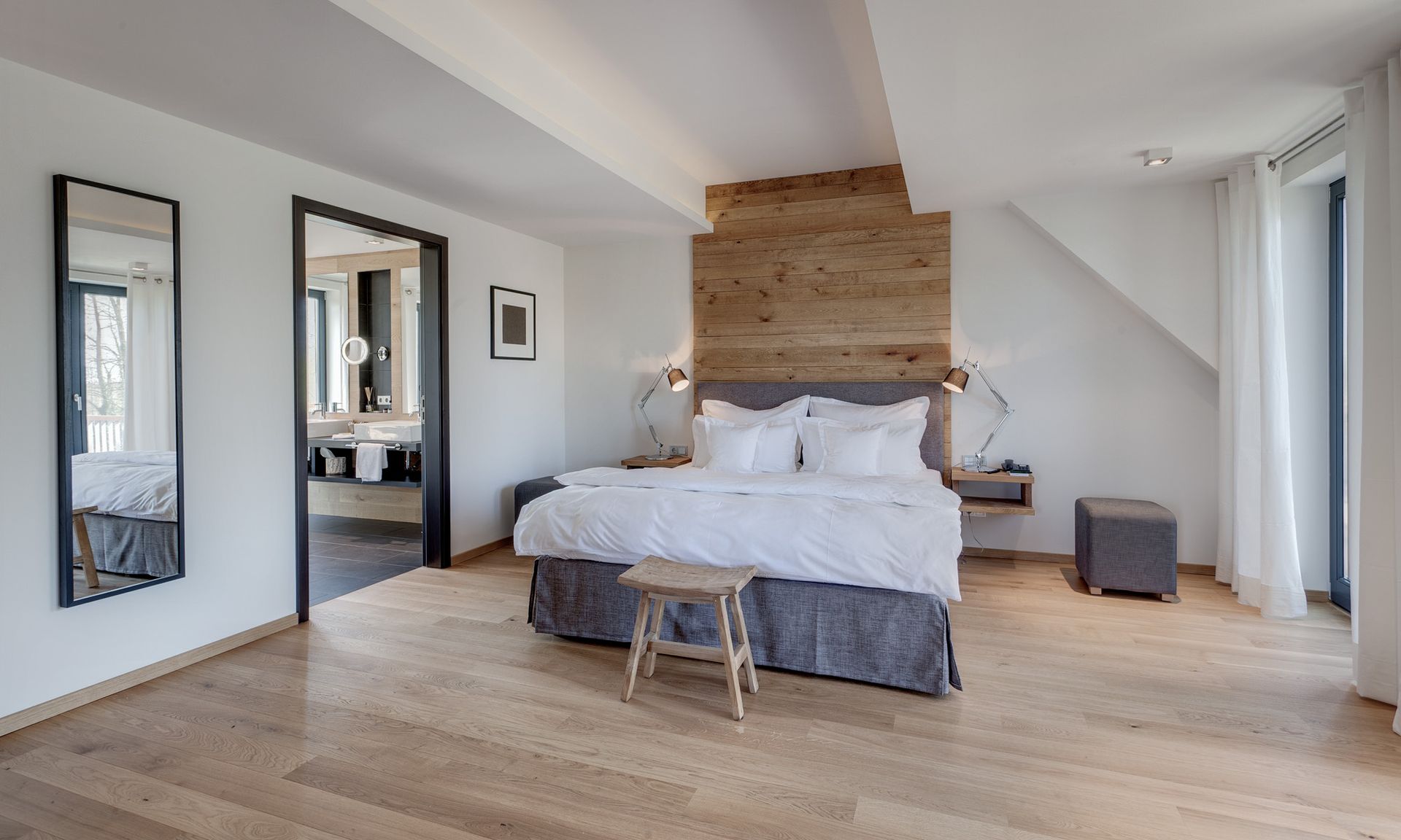 Ein Schlafzimmer mit einem großen Bett und einer Holzwand