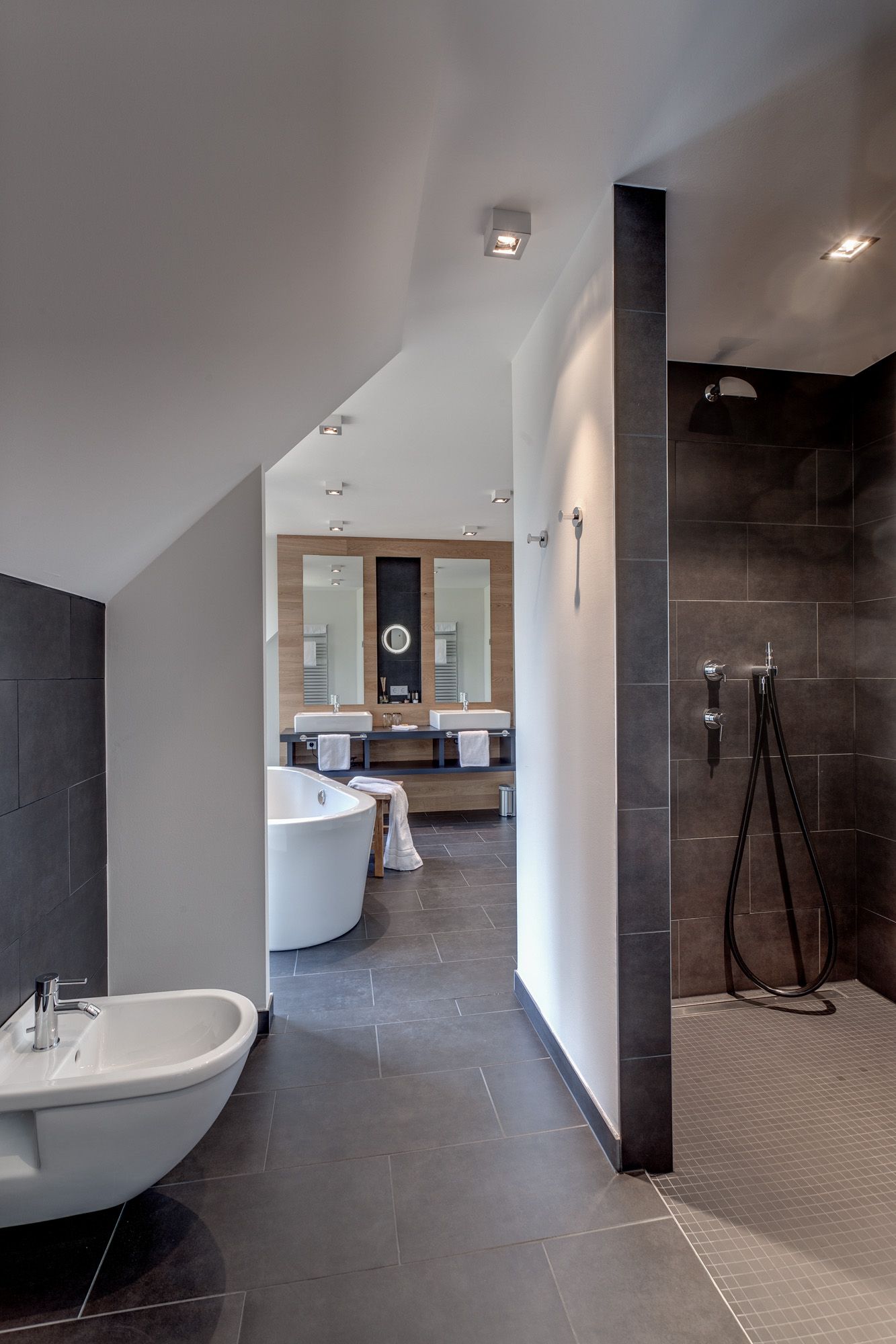 Ein Badezimmer mit Badewanne und ebenerdiger Dusche