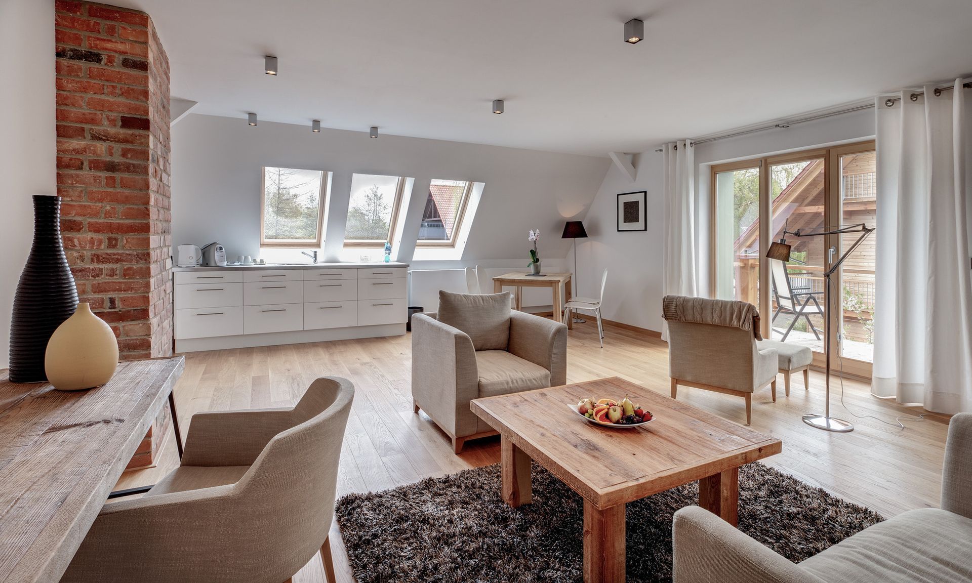 Ein Wohnzimmer mit Stühlen und einem Couchtisch