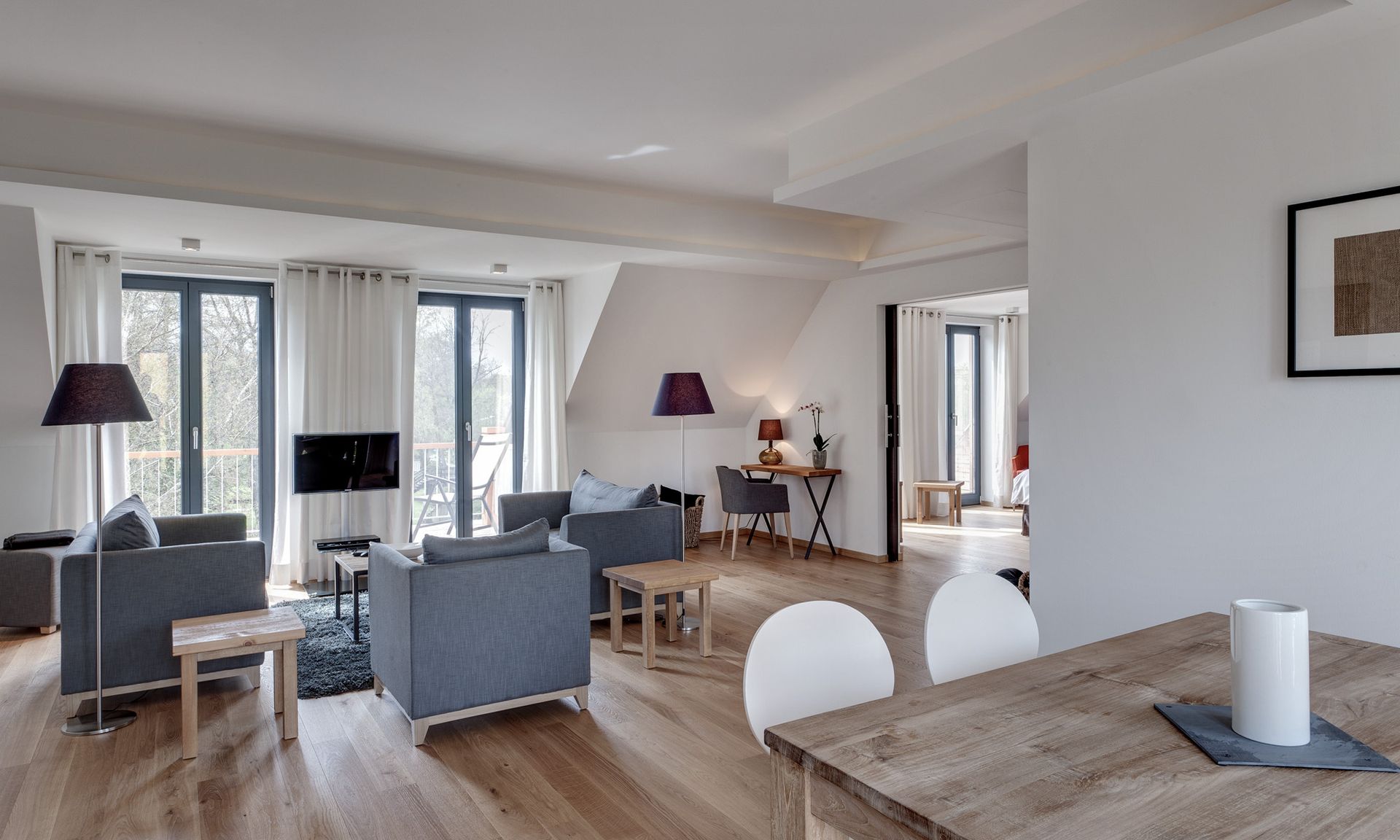 Ein Wohnzimmer mit Esstisch und Stühlen