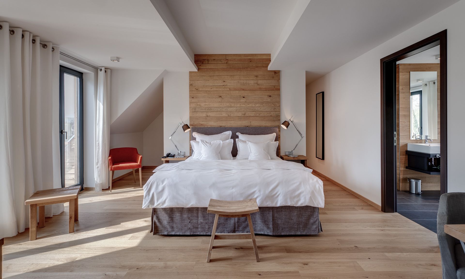 Ein Hotelzimmer mit einem großen Bett und einem hölzernen Kopfteil