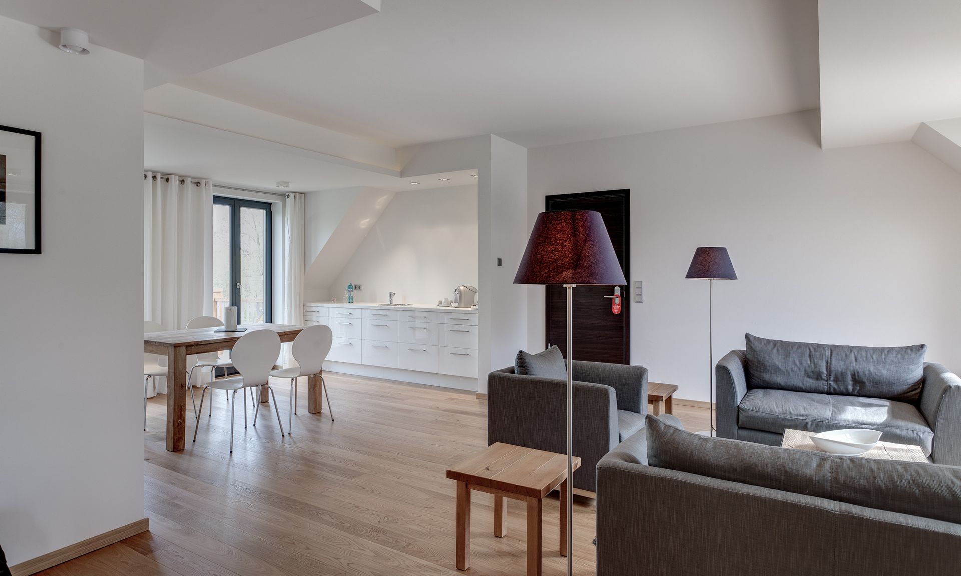 Ein Wohnzimmer mit einer Couch und Stühlen und einer Lampe