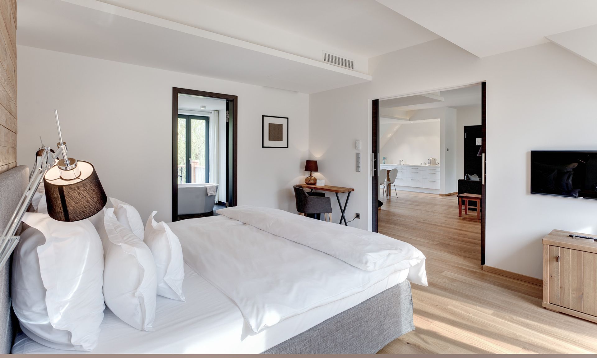 Ein Schlafzimmer mit großem Bett und Flachbildfernseher