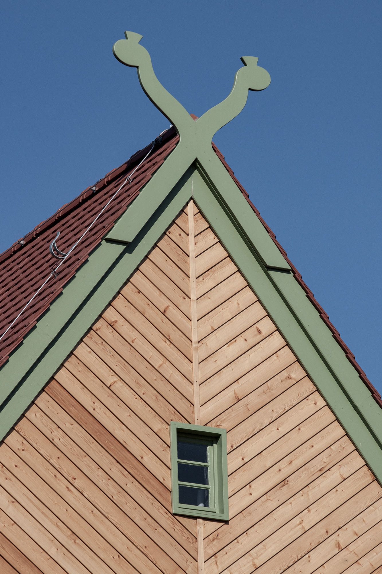 Ein Holzgebäude mit einem Gründach und einem Fenster