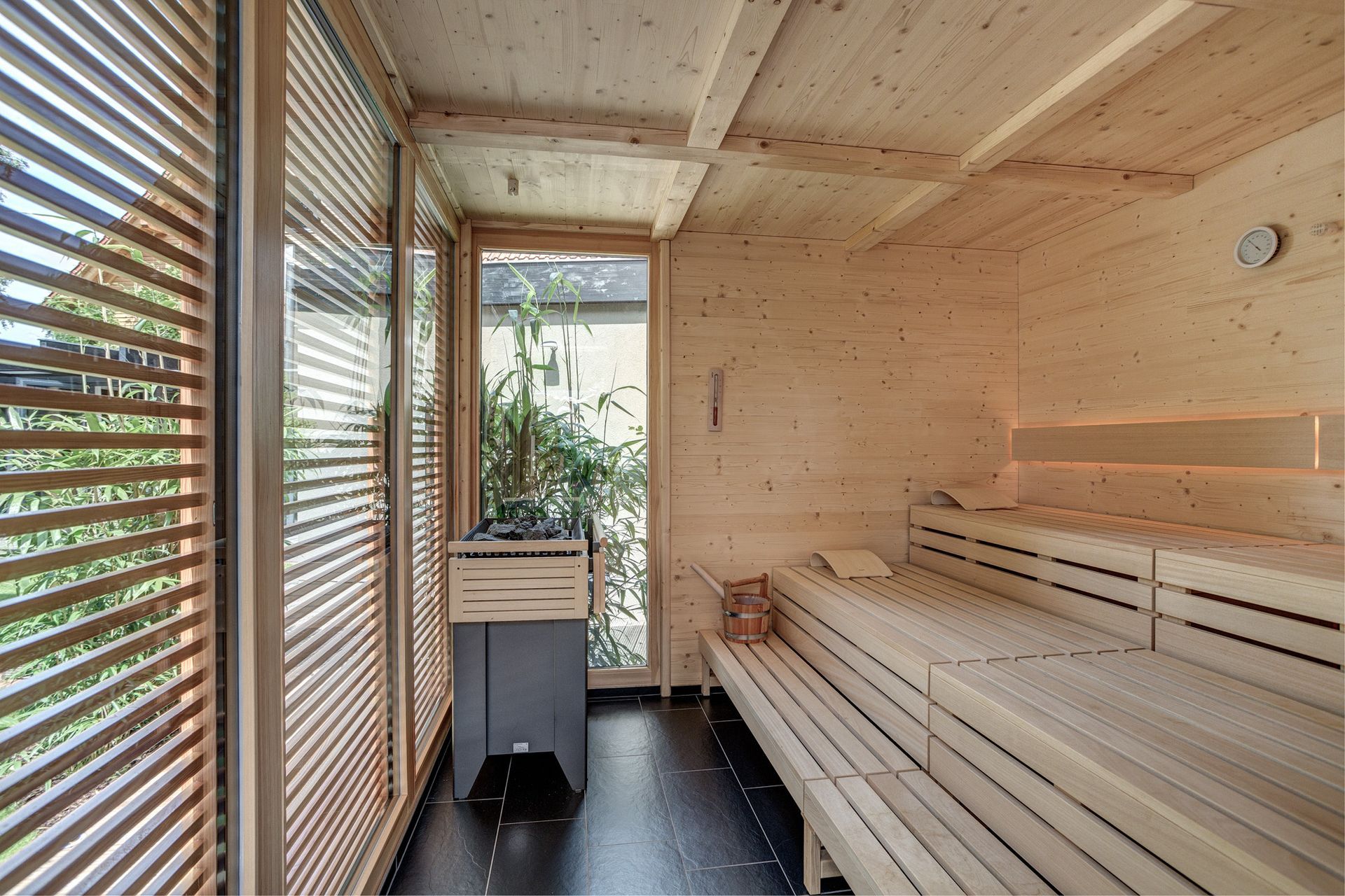 Eine Holzsauna mit vielen Bänken und einem Fenster
