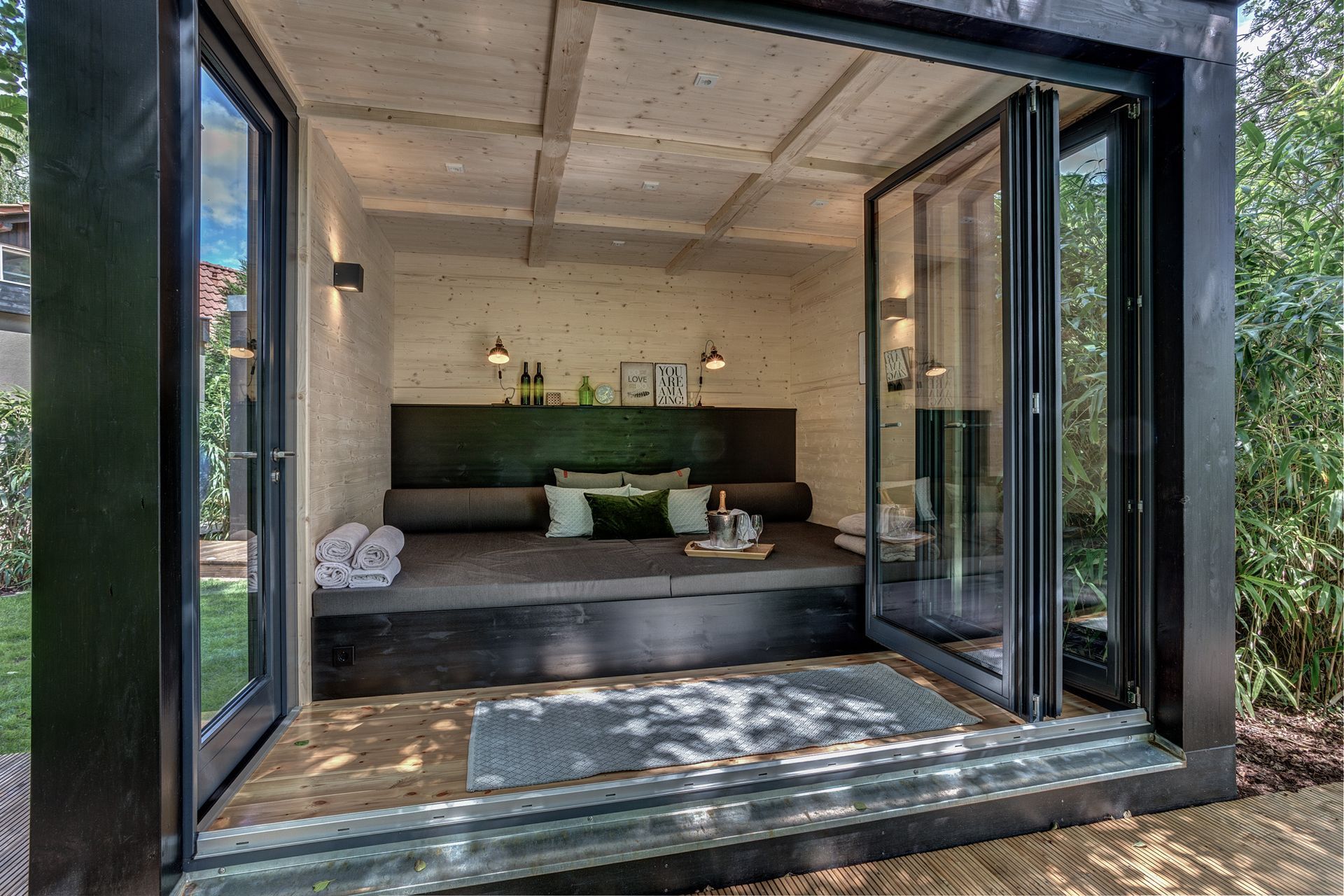 Ein Zimmer mit einer Couch und vielen Fenstern